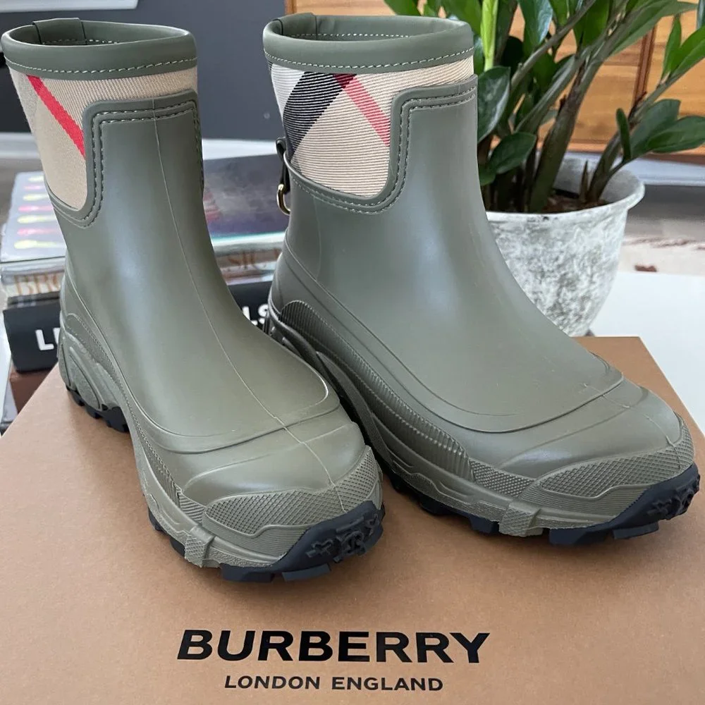 BURBERRY WOMEN'S RYAN CHECK FERN GREEN RUBBER RAIN BOOTS - Picture 9 of 16
